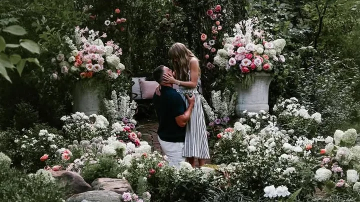 Taylor Swift Resmi Tunangan: Cincin Fantastis Travis Kelce Bikin Heboh!