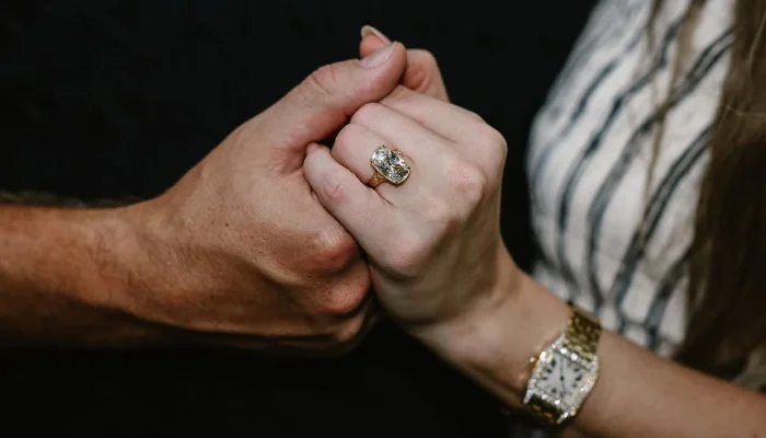Taylor Swift Resmi Tunangan: Cincin Fantastis Travis Kelce Bikin Heboh!